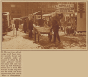 873501 Afbeelding van het ruimen van sneeuw op het terrein van de 24e jaarbeurs, met tijdelijke toonkamers, op het ...
